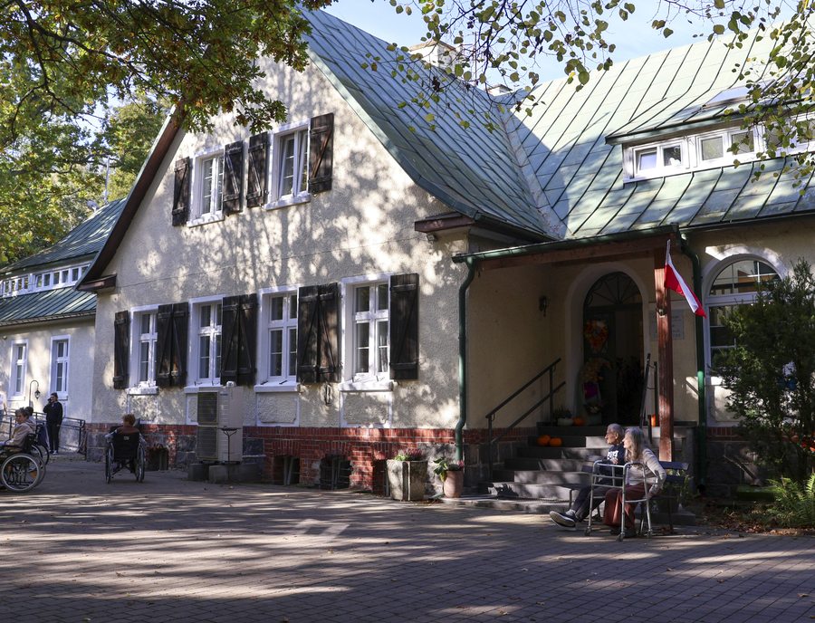 Zabytkowy budynek Rezydencji Seniora w Dąbrówce Wielkiej w jesiennym słońcu