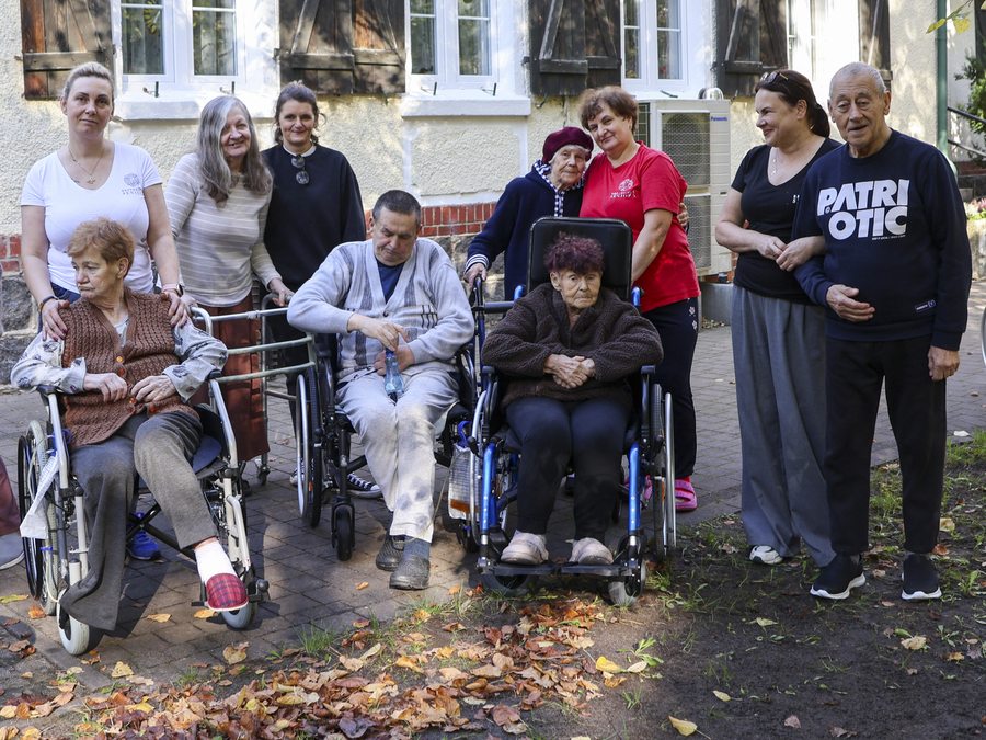 Pamiątkowe zdjęcie grupy mieszkańców i personelu Rezydencji Seniora