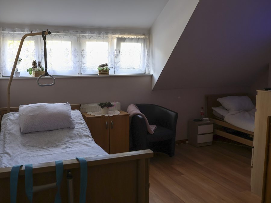 Pokój mieszkalny z łóżkami i miejscem do wypoczynku