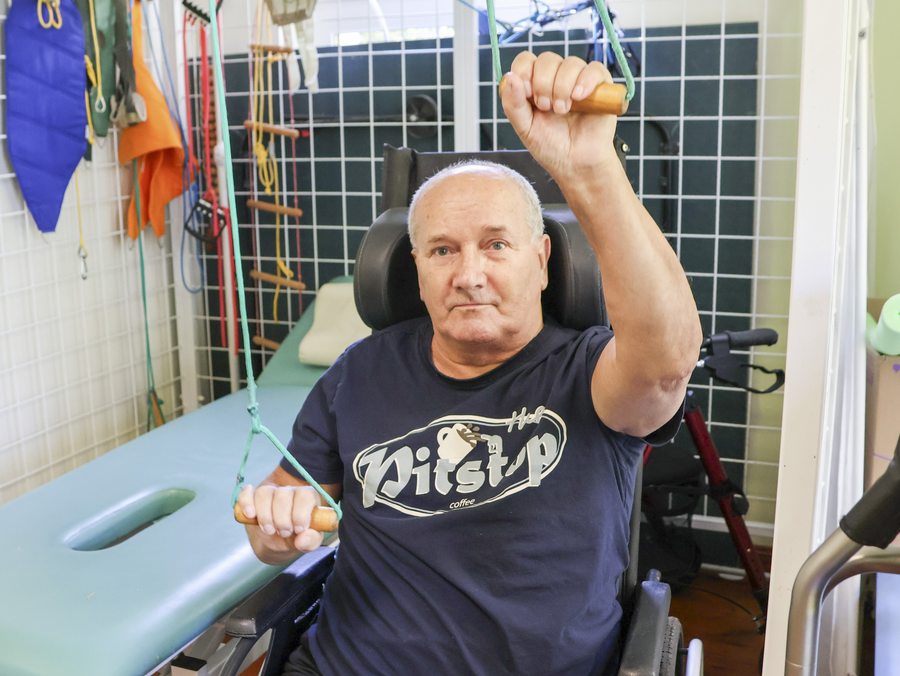 Senior korzysta ze sprzętu rehabilitacyjnego