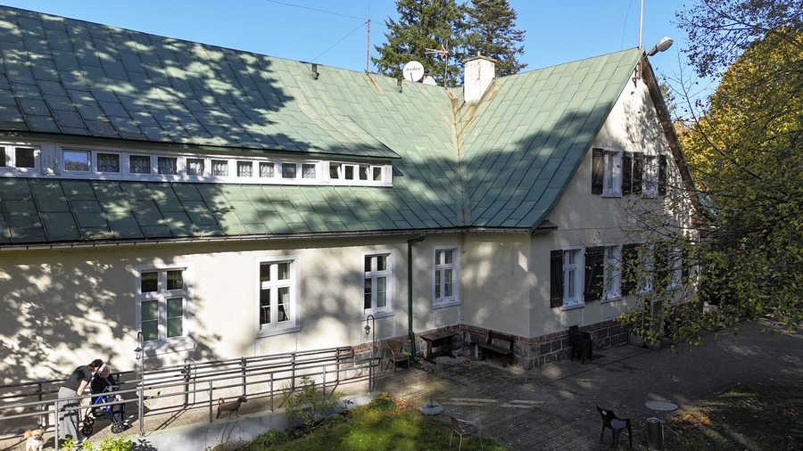 Budynek Rezydencji Seniora w Dąbrówce Wielkiej widziany z góry