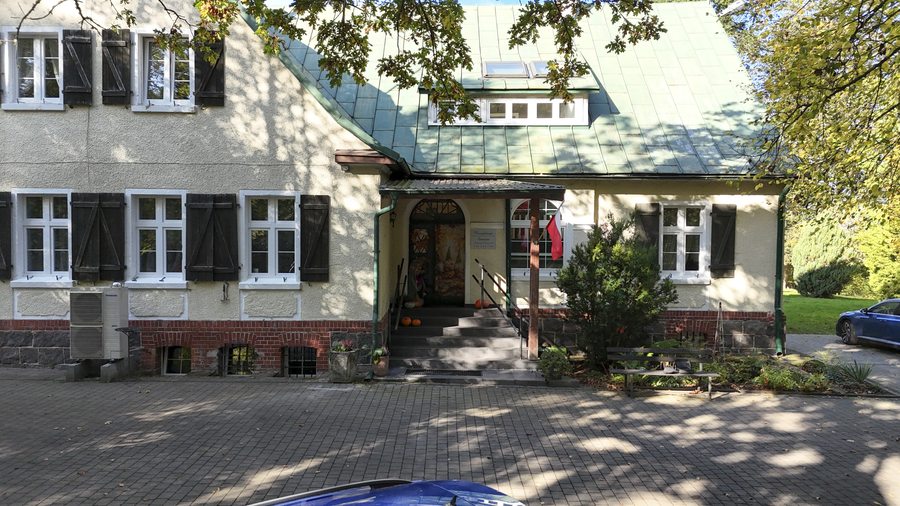 Widok z góry na wejście do budynku Rezydencji Seniora